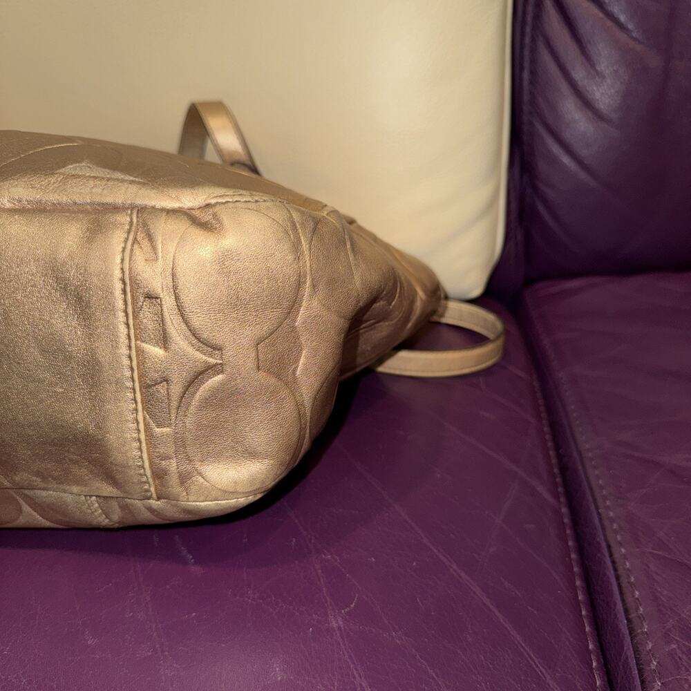 Coach East West Gallery tote bag in metallic gold embossed signature leather - Picture 7 of 10